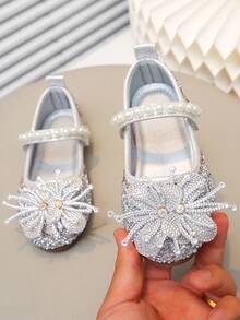 Zapatos de suela blanda con estilo de princesa para niñas, decorados con lazo y perlas, versátiles para uso diario en primavera, verano y otoño, escuela y transporte - Plateado - Ver 4