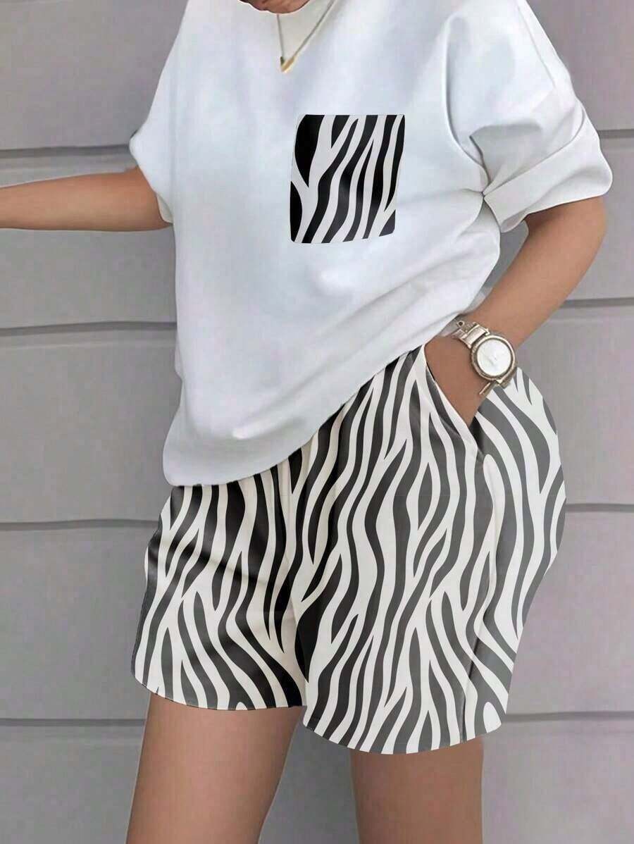 A Versatile Black And White T-Shirt For All Seasons, Featuring A Variety Of Animal, Floral, And Letter Prints. A Casual Garment Ideal For Everyday Wear And Various Occasions. Made From 100% Pure 200g Cotton, It's Comfortable And Soft To The Touch, With Short Sleeves And A Unisex Style. - 白色 - 查看 1
