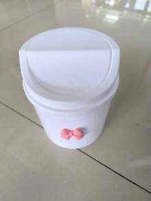 1 buah Tempat Sampah Mini Meja dengan Tutup dan Pita Dekoratif, Tempat Sampah Plastik dengan Tutup Putar, Keranjang Sampah Silinder Tanpa Listrik, Cocok untuk Rumah, Kantor, Dapur, Kamar Tidur, Meja Rias, Asrama, Wadah Penyimpanan Dekorasi Meja yang Lucu, Solusi Pembuangan Sampah Portabel, Alat Pengorganisasian Rumah yang Penting - Berbagai gaya - View 9