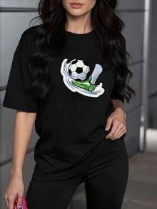 Balón de fútbol en movimiento con una pierna y zapato verde simbolizando pasión energía y dinamismo en el deporte ideal para fanáticas del fútbol moderna camiseta de mujer casual cómoda y versátil - Negro - Ver 12