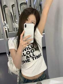 Camiseta de manga corta con estampado de letras estilo retro americano, diseño minimalista, corte ajustado, top casual adecuado para el verano, color blanco, estilo casual. - Blanco - Ver 2