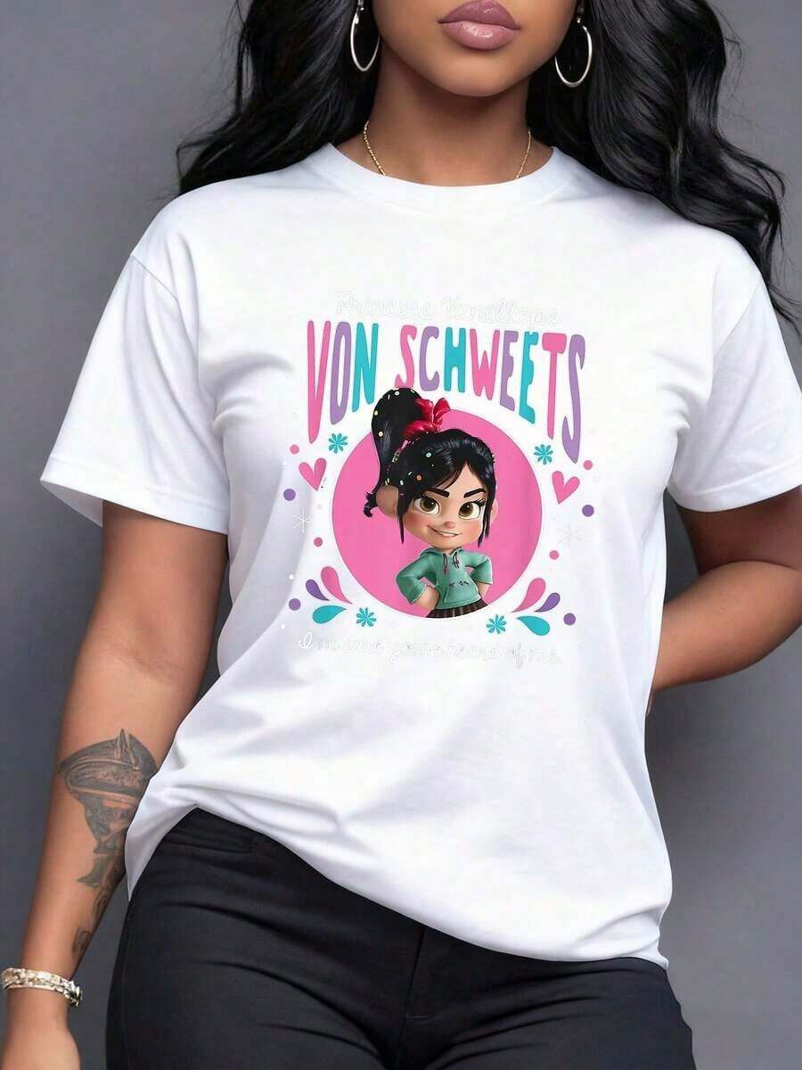 Colorful Figure With A Girl Framed By Hearts And Sweets That Conveys Fun Energy And A Confident Attitude. Modern Women's T-Shirt With A Positive Message, Ideal For Standing Out On Any Occasion. Casual Short Sleeve. - 白色 - 查看 1