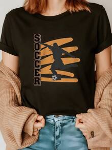 A Figure Of A Football Player In Motion Symbolizes The Passion For The Sport And The Energy Of The Game, Representing The Drive Towards A Comfortable, Modern, Casual Women's Football T-Shirt For Football Fans. - 黑色 - 查看 1