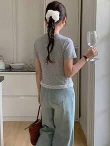 Camiseta de mujer con cuello redondo de manga corta con 2 en 1 y encaje empalmado - Gris - Ver 2