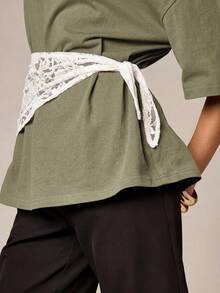 Blusa casual de uso diario con cuello redondo, mangas cortas, detalles de encaje y un cinturón decorativo blanco - Verde militar - Ver 4