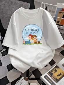 Gráfico con mensaje inspirador sobre la aventura y la amistad mostrando dos personajes alegres bajo un cielo azul transmitiendo energía positiva camiseta de mujer  cómoda y perfecta para días casuales y momentos felices - Blanco - Ver 2