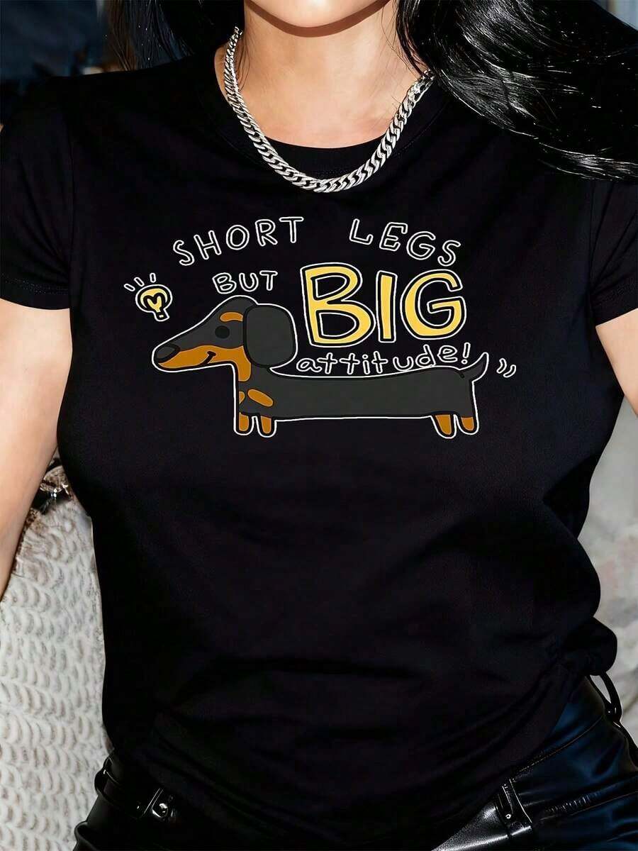 Nuevas llegadas para el verano. Camiseta Divertida con Gráfico de Dachshund para Mujer - Lema "Patas Cortas, Gran Actitud" y Estampado de Dachshund, Cuello Redondo Rosa Pastel, Camiseta Casual de Ajuste Cómodo para Todas las Temporadas, Regalo para Amantes de los Perros, Tela Suave Lavable a Máquina, Diseño Humorístico de Dachshund, Moda Femenina Juguetona y Elegante, Perfecta para Fiestas y Salidas Casuales. - Negro - Ver 1