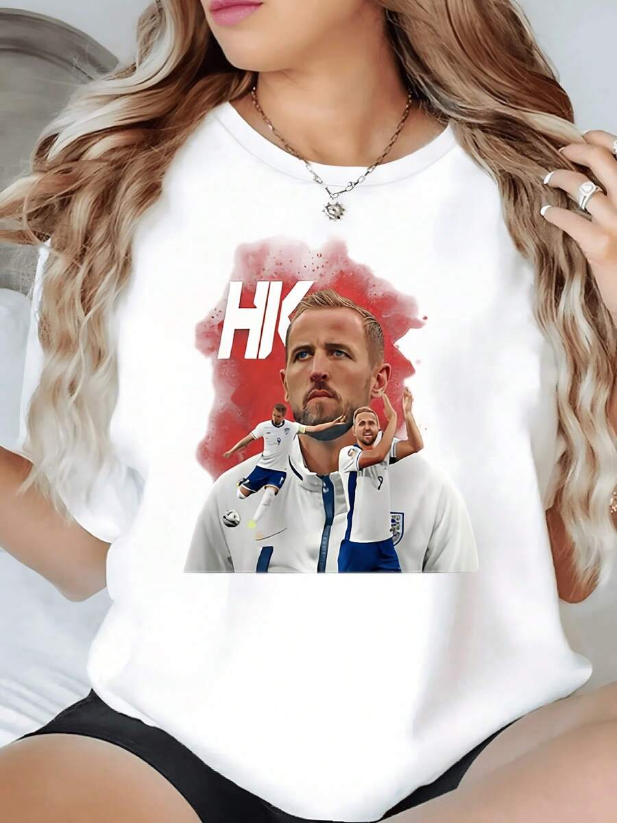 A Sporty Figure Symbolizing Energy, Passion, And Movement Against A Vibrant Red Background Highlights Strength And Determination. This Modern, Casual Women's T-Shirt Is Comfortable And Attractive For Everyday Wear. - 白色 - 查看 1