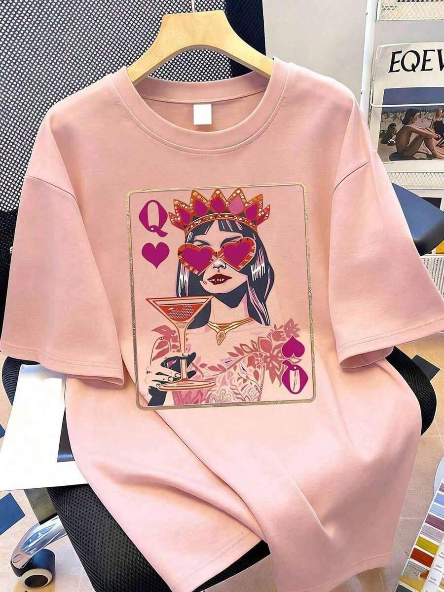 Women's Plus Size "Queen Of Hearts" Graphic T-Shirt - Casual Polyester Fabric, Short Sleeve, Round Neck, Decorated With A Vibrant Cocktail Playing Card Pattern, Suitable For All Seasons, Summer White - 羅莎 - 查看 1