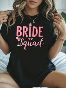 Camiseta Negra Cómoda y Sin Esfuerzo para Mujeres del Equipo de Novias y Damas de Honor - Camiseta a la Moda con Texto Rosa, una Corona, una Ilustración de Copa de Cóctel y un Símbolo de Cor - Negro - Ver 9