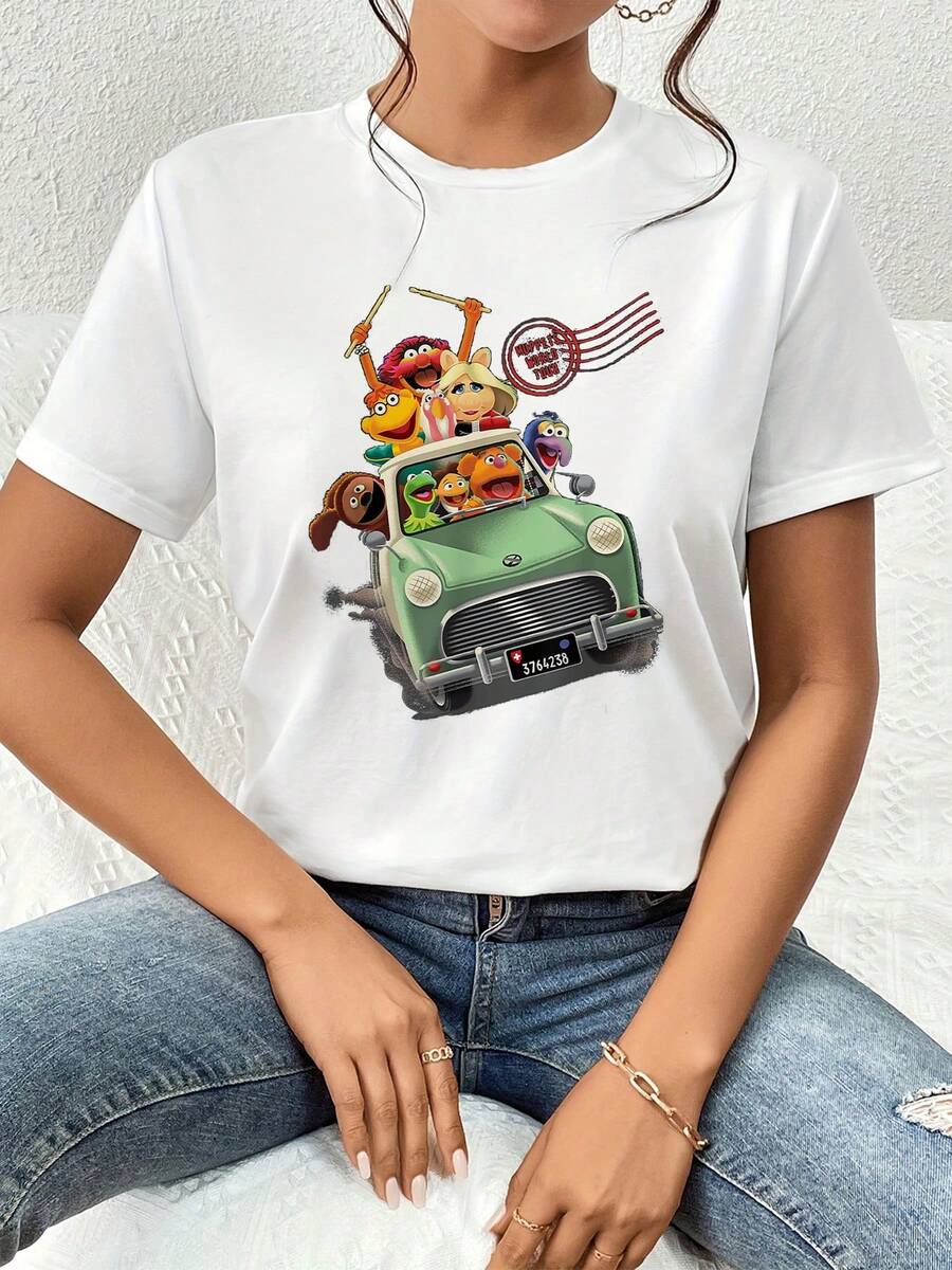 Ilustración divertida de grupo de personajes de colores viajando en coche verde simbolizando amistad aventura y alegría camiseta de mujer cómoda y moderna para uso diario - Blanco - Ver 1