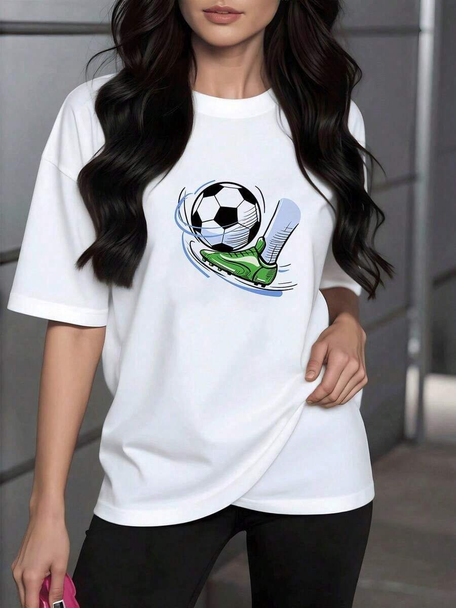 Balón de fútbol en movimiento con una pierna y zapato verde simbolizando pasión energía y dinamismo en el deporte ideal para fanáticas del fútbol moderna camiseta de mujer casual cómoda y versátil - Blanco - Ver 1