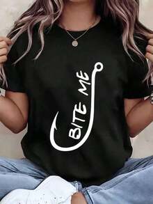 Designed For Modern, Stylish, And Comfortable Women. Women's T-Shirt With A "Bite Me" Fishing Hook Print, Crew Neck, Casual Summer Style, Ideal For Gifting, 220g. Made With Premium Soft And Breathable Fabric, Designed For All-Day Comfort And Versatile Everyday Wear, Perfect For Casual Outings. - 黑色 - 查看 6
