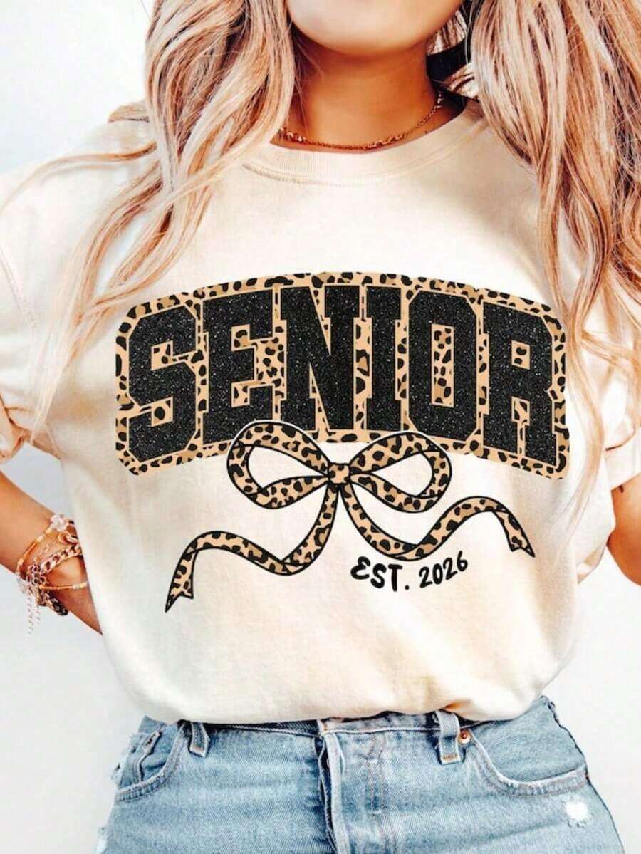 Graduation T-Shirt 2026, Leopard Print Class Of 2026 T-Shirt Design, Flirty Graduation T-Shirt, Retro Cheetah Print Graduation T-Shirt With Bow, Sparkly Graduation T-Shirt, Classic 100% Cotton Thick Short Sleeve T-Shirt, Graphic Print T-Shirt, Casual Short Sleeve Top For Women - 白色 - 查看 1