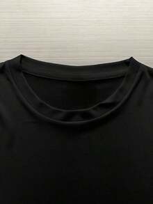 Camiseta para hombre con estampado del Salmo 23 - Hecha de 100% poliéster, con corte regular, cuello redondo y mangas cortas, adecuada para uso casual y deportivo, lavable a máquina.Diseño con Versículo Bíblico Inspirador, Ropa Casual, Camiseta con Fuente Gráfica - Negro - Ver 5