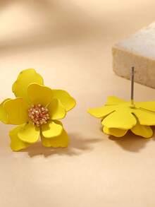 1 Đôi bông tai đinh tán hình hoa cúc nhỏ nhắn, tinh tế, tối giản, nhiều lớp, tạo nên vẻ dịu dàng. - Một cỡ - Xem 7