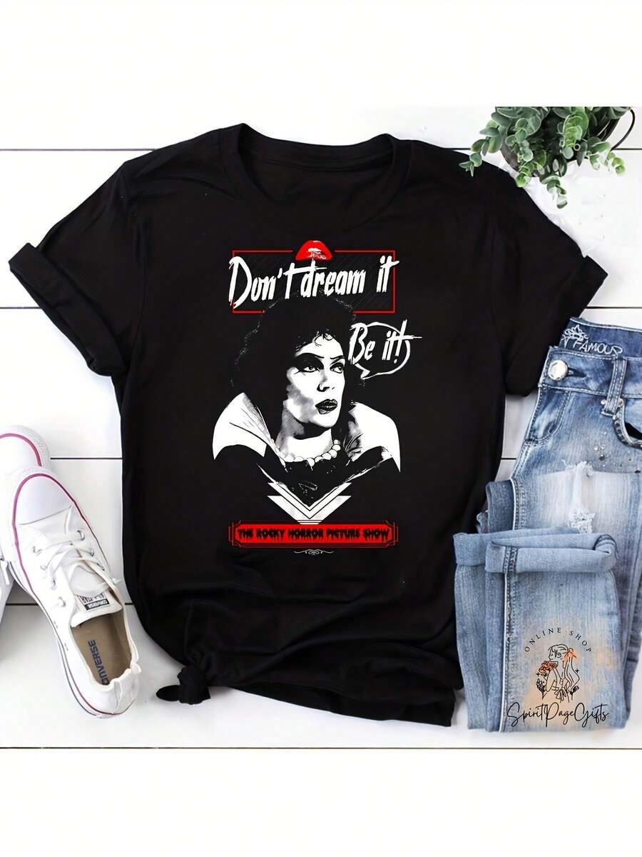 NuevascamisetasCamiseta Vintage para Hombre 2026Versión oficialFrankNFurterCamiseta estampada, con el texto "NoSueñoEsSea"It" y "Iconico"Cita: "Fondo negro, estampado rojo y blanco, estilo casual de vacaciones, lavable a máquina, adecuado para ropa deportiva informal, retro. Y2K, Dulceniña, Camiseta de manga corta para hombre, productos de anime japonés, conjuntos para niños, San Valentín, camiseta de mujer de algodón puro, camiseta informal negra de cuello redondo para hombre, camisas para niños, ropa para niñas, conjuntos de televisión para niñas, conjuntos a juego para madre e hija. - Negro - Ver 1