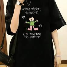A Short-Sleeved, Off-The-Shoulder T-Shirt Featuring A Quirky, Minimalist, Hand-Painted Character Illustration Wearing A Green Blouse And Pink Pants, Paired With Korean-Style Lifestyle Attitude Text. This Short-Sleeved T-Shirt Is Printed With A - 黑色 - 查看 1