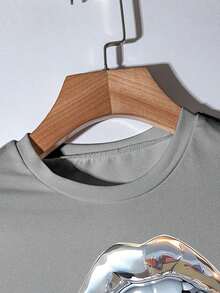 Camiseta casual de cuello redondo ajustada y corta con estampado de labios grandes en plata - Gris - Ver 3