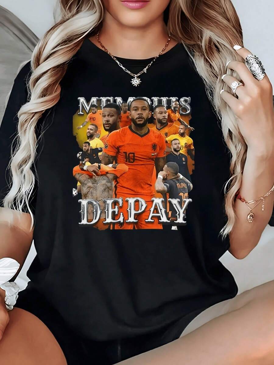 Players In Action With Collective Energy Represent The Passion Of Football And The Strength Of Teamwork. Women's Casual T-Shirt, Modern And Comfortable For Everyday Wear - 黑色 - 查看 1