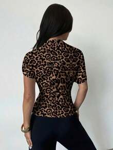 Blusa ajustada de estampado animal minimalista y casual con cuello fruncido, manga asimétrica y cintura fruncida, para mujer, para todas las estaciones - Blanco - Ver 2