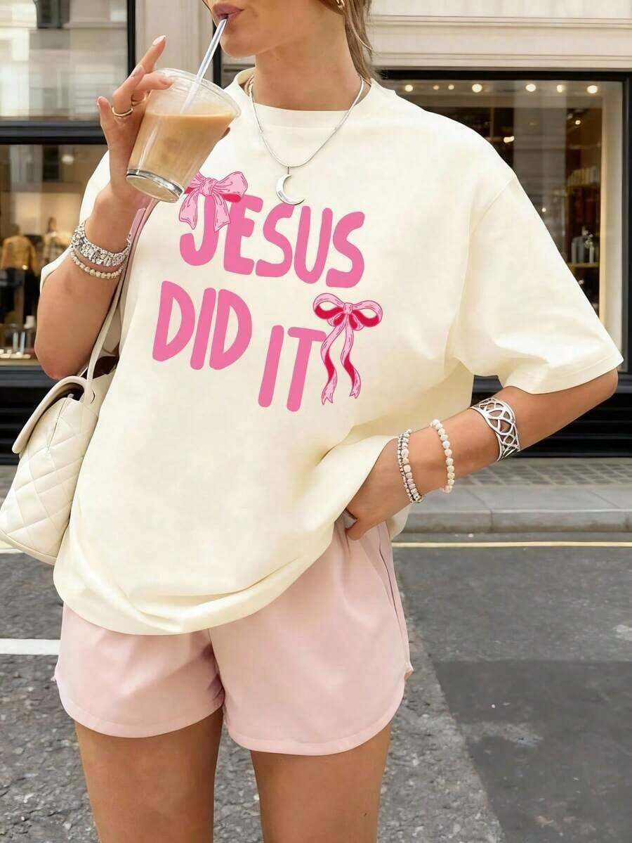 Camiseta de mujer casual con estampado de mariposa y texto "Jesús lo hizo" en colores, de cuello redondo. Versátil y adecuada para chicas. Camiseta gráfica, blusa de verano para mujer - Albaricoque - Ver 1