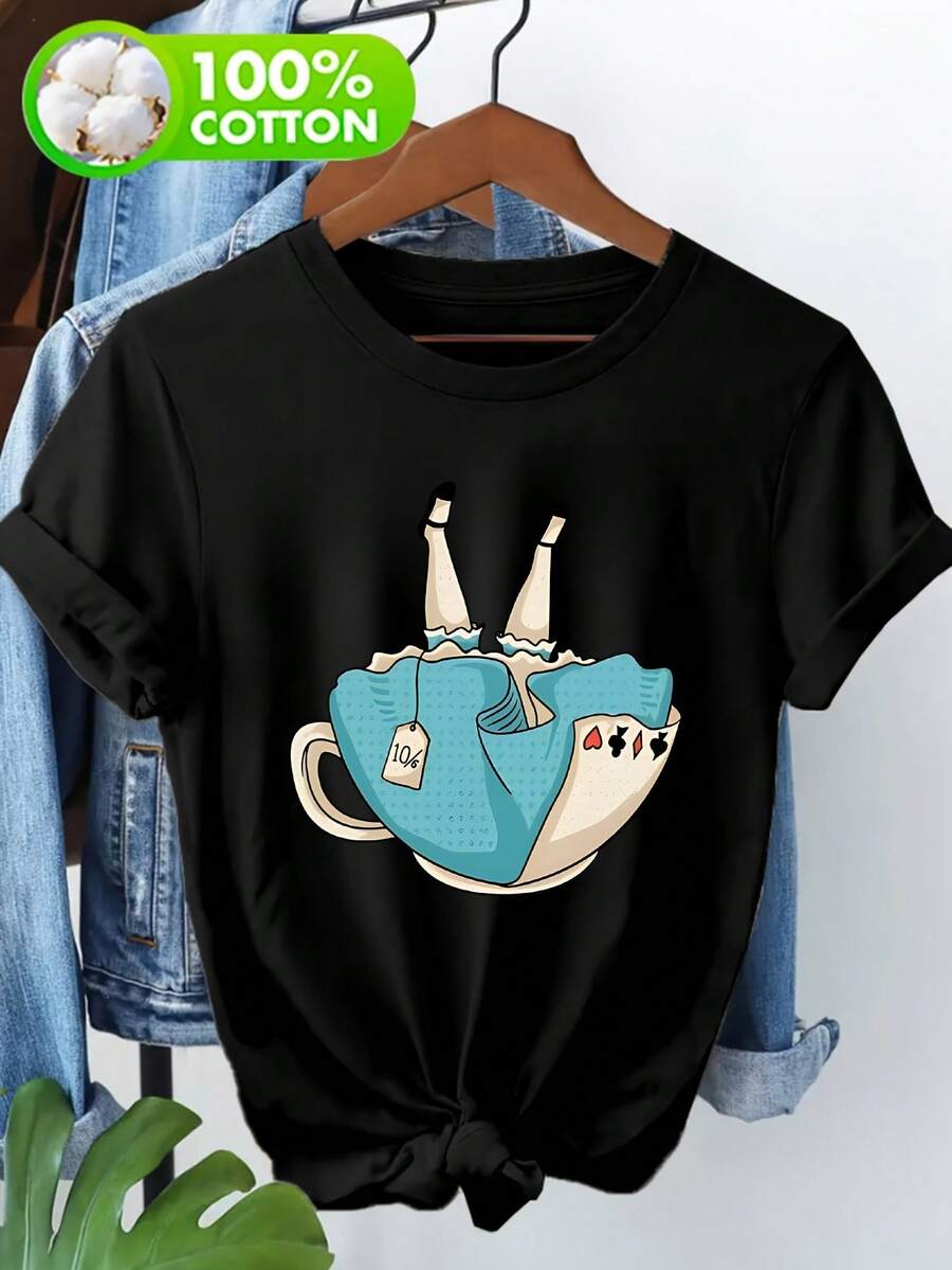 Camiseta personalizada 100% algodón con temática de exteriores, estilo de manga corta para mujer, con un diseño divertido que muestra la taza de té de Alicia y cartas de juego, perfecta para uso casual - Camiseta unisex de algodón suelto de manga corta y cuello redondo estilo vintage urbano. - Negro - Ver 1