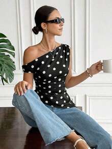 Camiseta de mujer casual con estampado de lunares asimétrica en los hombros, para verano - Negro - Ver 6
