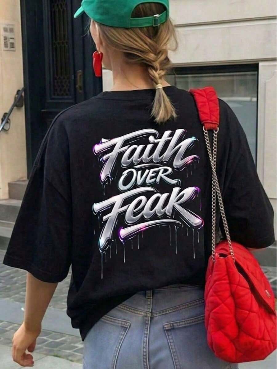 Camiseta gráfica cristiana para mujer "Fe Sobre el Miedo", estampado de letras 3D, estilo casual, holgada, de manga corta, con estética Y2K inspirada en la fe, cuello redondo de corte holgado, top de moda urbana para uso diario, iglesia, salidas informales, reuniones de fin de semana, regalo para creyentes cristianos. QPKF - Negro - Ver 1
