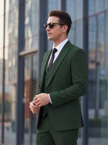 Bộ vest 3 món dáng ôm, màu trơn, gồm áo blazer + áo gile + quần tây, thích hợp cho nam giới dự tiệc cưới, công sở, thường ngày hoặc các dịp trang trọng khác như lễ phục dự tiệc cưới, công sở chú rể, tiệc tùng hay các dịp khác. - Màu xanh lá cây đậm - Xem 4