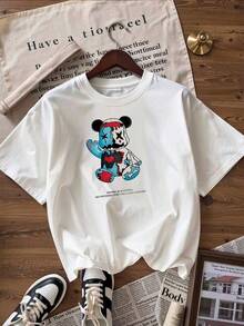 Camiseta con Oso de Juguete en Diseño Grunge Azul, Rojo y Blanco,Camiseta de manga corta de moda para primavera y verano de 2026, hecha en México, 180 gramos. Estampado de dibujos animados, modelo de pareja, apta para uso interior o exterior. Cuello redondo, unisex, ideal para oficina y ocio. Paquete de una pieza. - WH-P631577SLNDXZGY350 - Ver 3