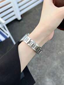 1条不对称金属表带，兼容 42mm、38mm、40mm、41mm、44mm、45mm、46mm、49mm直径，时尚智能手表替换表带，适用于Series Ultra2、Ultra SE2、SE 11、10、9、8、7、6、5、4、3、2、1，男女通用 - 銀色 - 查看 3