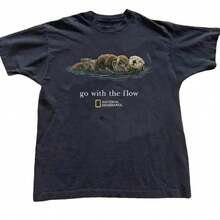 Camiseta Unisex "Go With The Flow" de National Geographic, Regalo Adecuado Para Todas Las Temporadas, Hecha de Algodón Puro, Transpirable y Cómoda.Un excelente regalo de cumpleaños y para las fiestas para amigos.Camisetas para Hombre, Camisetas para Mujer. GSJG - Blanco - Ver 2