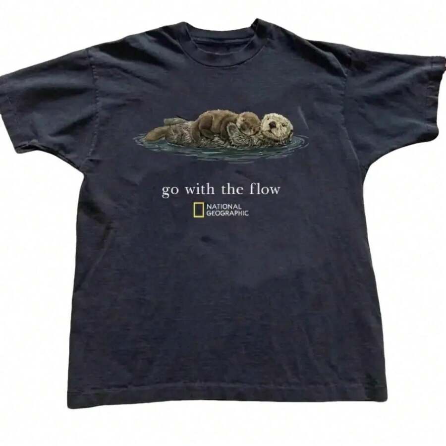 Camiseta Unisex "Go With The Flow" de National Geographic, Regalo Adecuado Para Todas Las Temporadas, Hecha de Algodón Puro, Transpirable y Cómoda.Un excelente regalo de cumpleaños y para las fiestas para amigos.Camisetas para Hombre, Camisetas para Mujer. GSJG - Negro - Ver 1