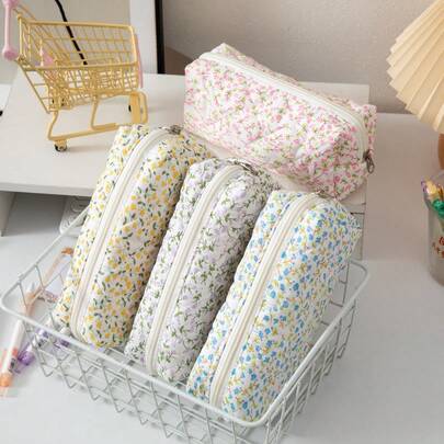 Hộp bút nhỏ họa tiết hoa, hộp bút dễ thương, túi đựng văn phòng phẩm dung lượng lớn, phong cách INS dễ thương và thời trang, dung lượng lớn, có lớp lót chần bông, họa tiết hoa nhỏ, phù hợp cho nữ sinh, sinh viên nữ, nam sinh, một chiếc hộp bút không thể thiếu cho quà tặng ngày lễ, Ngày Nhà giáo, Ngày Thiếu nhi, cũng là một món quà tuyệt vời cho quà sinh nhật, quà tặng nhân dịp tựu trường, mùa khai giảng.