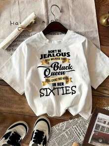 Camiseta de moda de mujer con un diseño único con un eslogan impreso de un 'nombre de lugar con letras', hecha de suave y acogedor 100% puro, de manga corta, fácil pero elegante, perfecto para mujeres y de moda, un must-have para festivales, en - Blanco - Ver 1