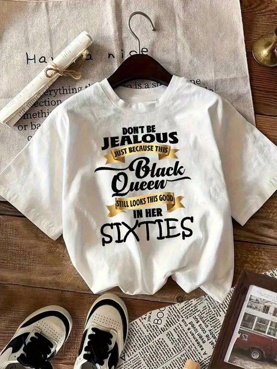 Camiseta de moda de mujer con un diseño único con un eslogan impreso de un 'nombre de lugar con letras', hecha de suave y acogedor 100% puro, de manga corta, fácil pero elegante, perfecto para mujeres y de moda, un must-have para festivales, en - Blanco - Ver 1