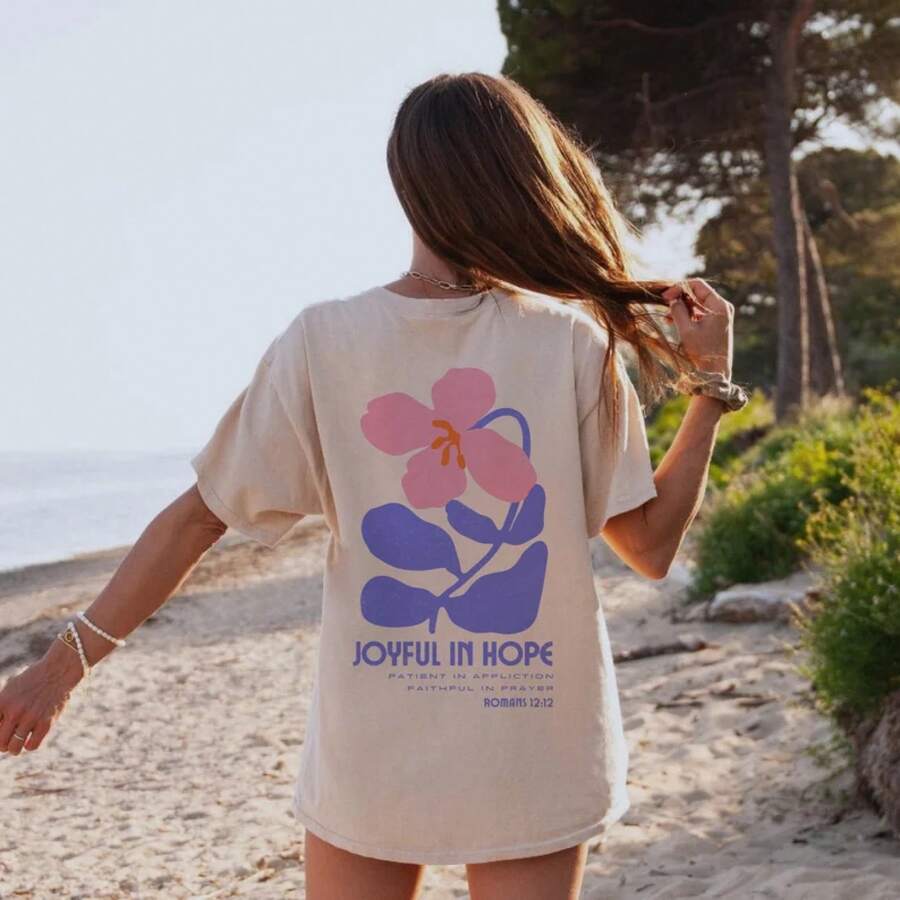 Camiseta Cristiana con Gráficos "Joyful in Hope" de , Camiseta de Jesús, Estilo Retro Boho Floral, Camiseta Cristiana con Flores Silvestres, Versículo Bíblico, Estética de Alta Calidad - Blanco - Ver 1