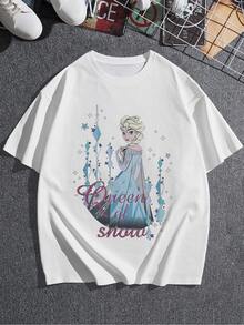 Ilustración que representa a una majestuosa reina de hielo rodeada de cristales brillantes y copos de nieve que simbolizan elegancia y poder en un mundo invernal mágico camiseta de mujer  cómoda y suave ideal para uso casual - Blanco - Ver 3