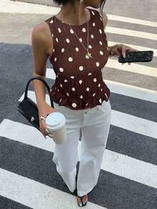 Blusa de lunares elegante y lujosa, blusa de verano azul elegante con fruncidos para mujeres, conjunto sexy con volantes y dobladillo fruncido, top corto sin mangas para vacaciones y playa, camisa de lunares con textura de moda - Marrón - Ver 3