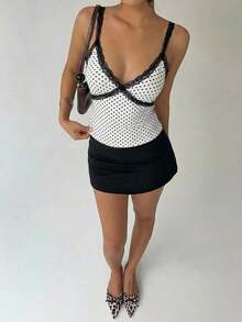 Camiseta ajustada de mujer con cuello en pico profundo, encaje burdeos y parches - Blanco y Negro - Ver 2