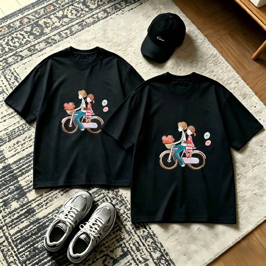 2-Piece Couple Matching Pattern T-Shirt, 100% Cotton, Loose Fit, Soft And Breathable, Casual Round Neck Short Sleeved Top Couple Riding Bike With Balloons Versatile Patterns No Picky Combinations Coordinated Dating Casual Travel Simple And Cartoonish Printing Styles High Cost-Effectiveness Couple - 黑色 - 查看 1