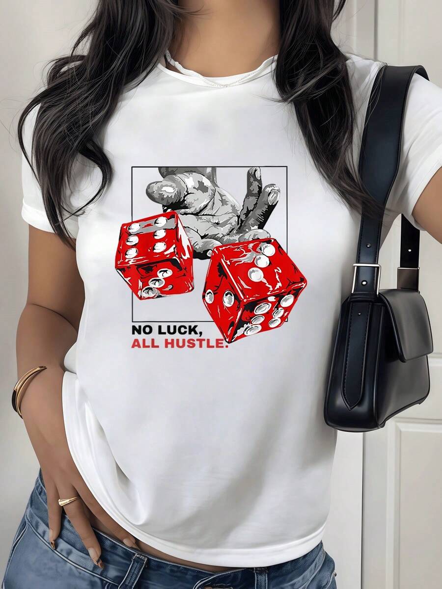 Dos dados rojos arrojados desde una mano gris simbolizan el destino regido por el esfuerzo y la valentía recordando que el éxito se gana con trabajo constante camiseta de mujer casual moderna con estampado motivacional inspiradora - Blanco - Ver 1