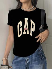 Letras grandes centrales que evocan energía deportiva y confianza femenina con contraste claro que resalta el carácter activo y moderno camiseta de mujer casual cómoda para uso diario - Negro - Ver 1