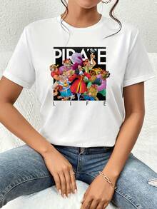 El estampado muestra a un grupo animado de piratas con expresiones divertidas que simbolizan aventura libertad y espíritu rebelde mezclando colores vivos y tesoros dorados para transmitir energía positiva camiseta de mujer  cómoda y perfecta para un look casual - Blanco - Ver 6