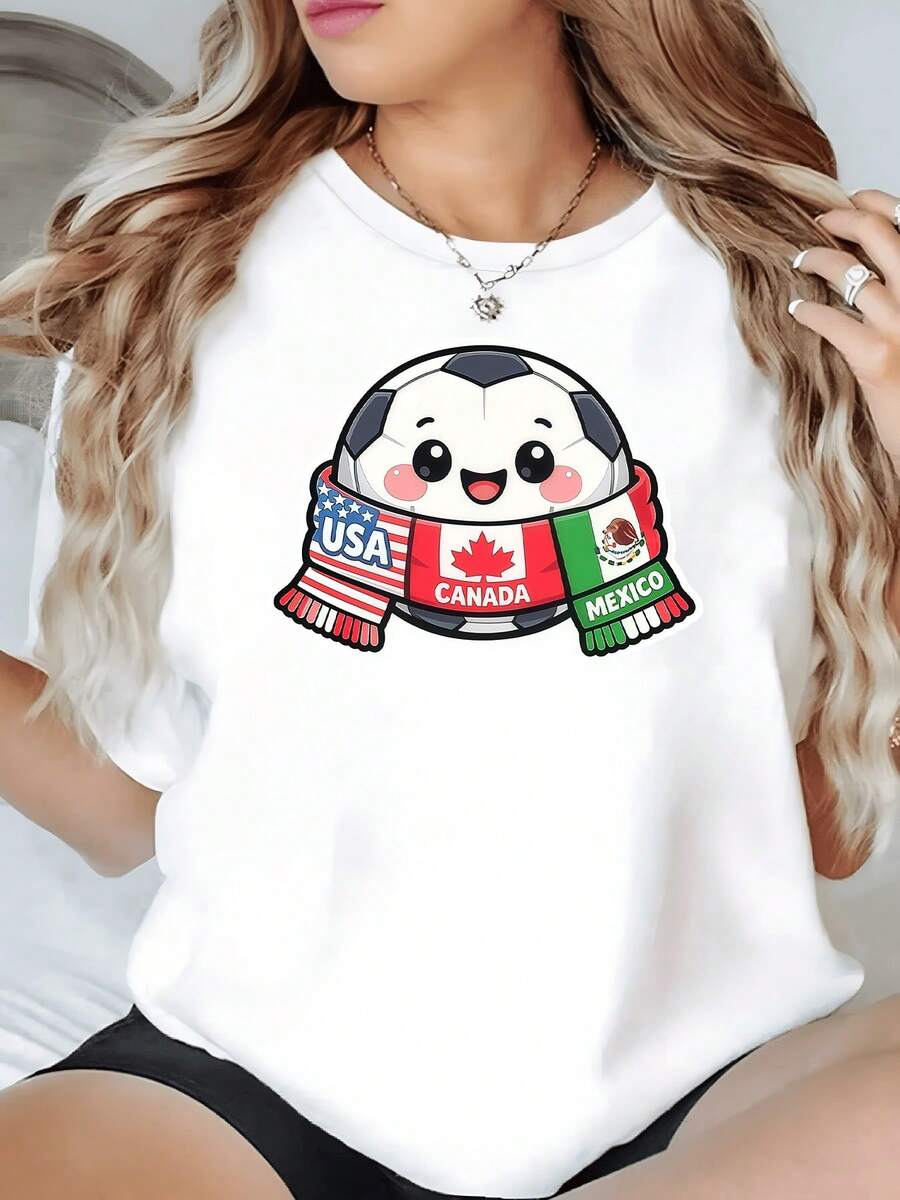 Pelota sonriente con bufanda de banderas de USA Canadá y México simbolizando unidad alegría y pasión por el fútbol camiseta de mujer casual cómoda y moderna - Blanco - Ver 1