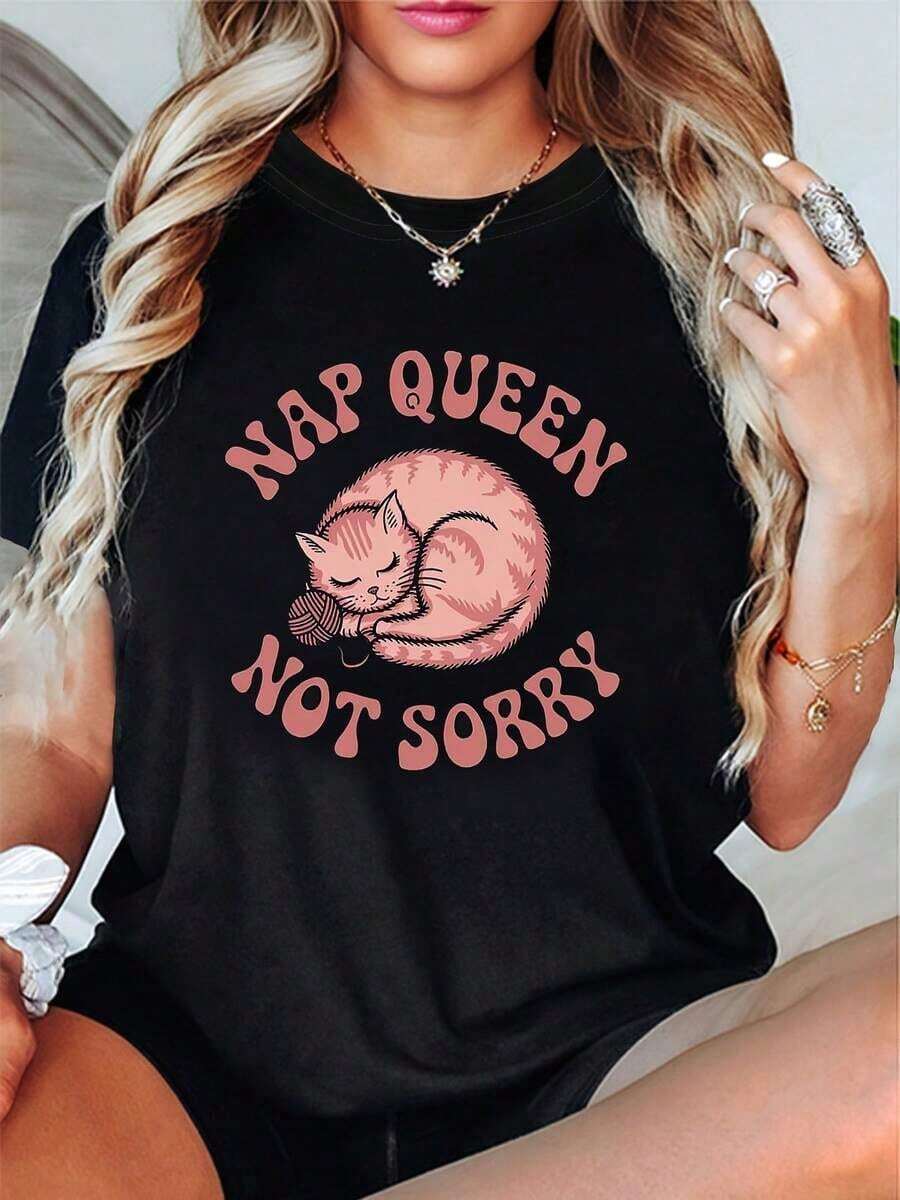 El gato me enseña la actitud de la reina perezosa.REINA DEL SLEEP, NO LO LAMENTO.Una camiseta elegante y casual de cuello redondo para mujer con estampado de gato, perfecta para conjuntos creativos, comodidad, uso diario y salidas en primavera y verano. - Negro - Ver 1