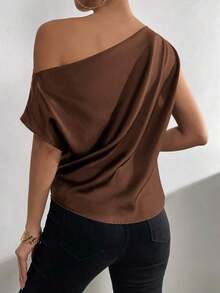 Blusa de satén con cuello asimétrico y hombro descubierto - Café integral - Ver 5