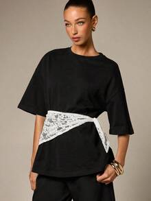 Blusa casual de uso diario con cuello redondo, mangas cortas, detalles de encaje y un cinturón decorativo blanco - Negro - Ver 8