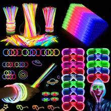 CamelParty A Set Of 135 Glowing Party Supplies, Perfect For Holiday Parties And Celebrations. It Includes 23 Foam Fluorescent Rods, 12 Luminous Glasses And 100 Barrel Shaped Luminous Rods, Suitable For Cheering In Football And Sports Events, Wedding Venues, Concerts And Carnivals. It Can Also Be Used As Decorations For Halloween And Christmas; Automatically Flashing And Glowing In The Dark, With Dazzling Lights And A Direct Atmosphere - 彩色 - 查看 2